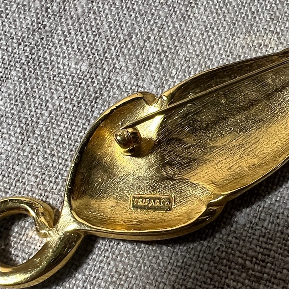 Vintage Trifari Black Cat Brooch with Gold Accents and Green Eyes - Picture 3 of 5